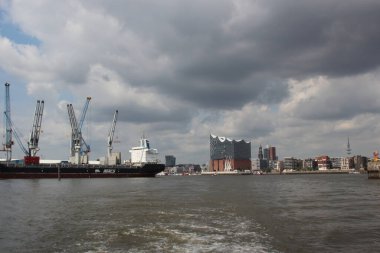 Hamburg, Elbphilharmonie ve liman turu için teknesi olan modern binalar
