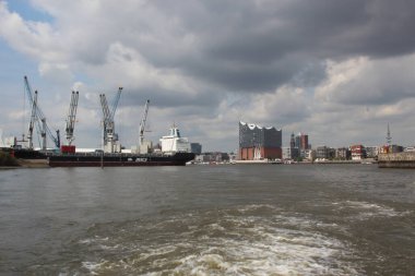 Hamburg, Elbphilharmonie ve liman turu için teknesi olan modern binalar