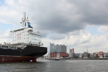 Hamburg, Elbphilharmonie ve liman turu için teknesi olan modern binalar