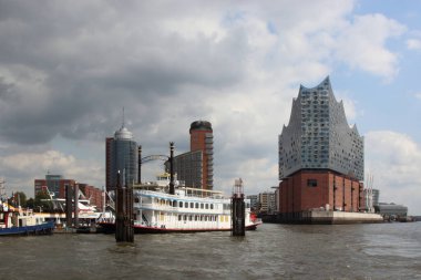 Hamburg, Elbphilharmonie ve liman turu için teknesi olan modern binalar