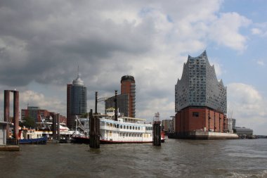 Hamburg, Elbphilharmonie ve liman turu için teknesi olan modern binalar