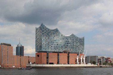 Hamburg, Elbphilharmonie ve liman turu için teknesi olan modern binalar