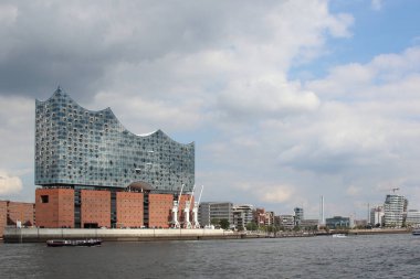 Hamburg, Elbphilharmonie ve liman turu için teknesi olan modern binalar