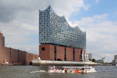 Hamburg, Elbphilharmonie ve liman turu için teknesi olan modern binalar