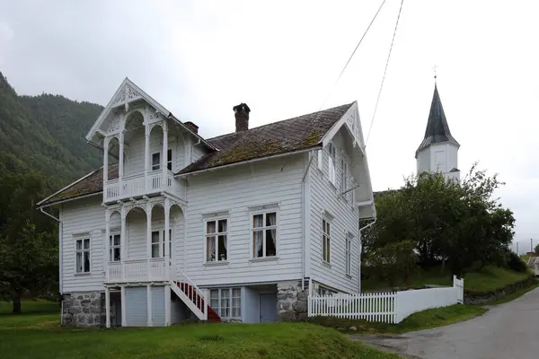 Ahşap Evi Olan Yeşil Çayır Fresvik Norveç Telifsiz Stok Imajlar