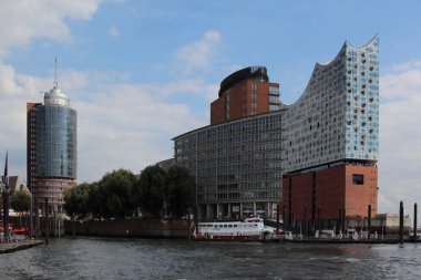 Hamburg, Elbphilharmonie ve liman turu için teknesi olan modern binalar