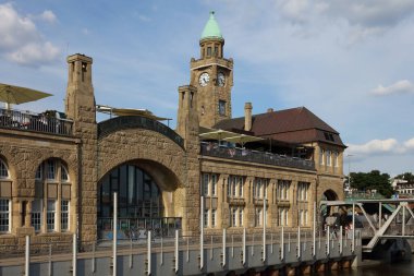 Hamburg 'un su istasyonu Landungsbrcken' in gündüz görüntüsü 