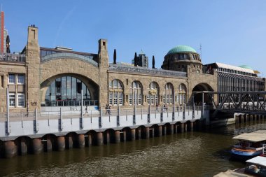 Hamburg 'un su istasyonu Landungsbrcken' in gündüz görüntüsü 