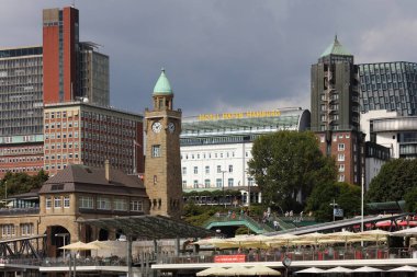 Hamburg 'un su istasyonu Landungsbrcken' in gündüz görüntüsü 