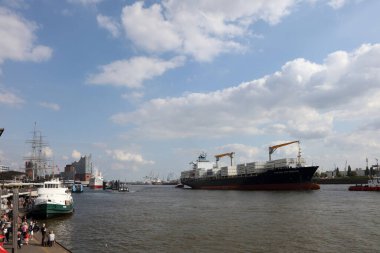 Hamburg 'un su istasyonu Landungsbrcken' in gündüz görüntüsü 