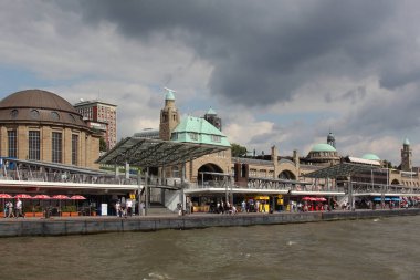 Hamburg 'un su istasyonu Landungsbrcken' in gündüz görüntüsü 