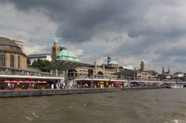 Hamburg 'un su istasyonu Landungsbrcken' in gündüz görüntüsü 