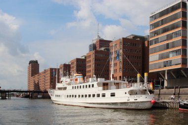 Hamburg, Almanya - Ağustos 2017: Speicherstadt Depo Bölgesindeki gemiler