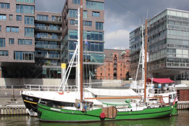 Hamburg, Almanya - Ağustos 2017: Speicherstadt Depo Bölgesindeki gemiler