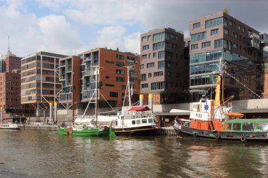 Hamburg, Almanya - Ağustos 2017: Speicherstadt Depo Bölgesindeki gemiler