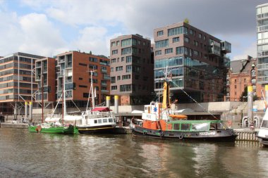 Hamburg, Almanya - Ağustos 2017: Speicherstadt Depo Bölgesindeki gemiler