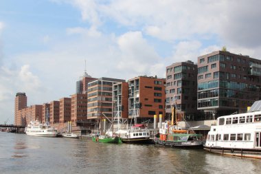 Hamburg, Almanya - Ağustos 2017: Speicherstadt Depo Bölgesindeki gemiler