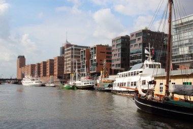 Hamburg, Almanya - Ağustos 2017: Speicherstadt Depo Bölgesindeki gemiler