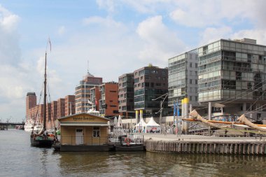 Hamburg, Almanya - Ağustos 2017: Speicherstadt Depo Bölgesindeki gemiler