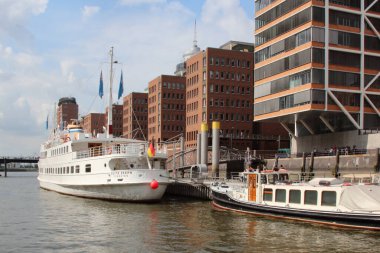 Hamburg, Almanya - Ağustos 2017: Speicherstadt Depo Bölgesindeki gemiler
