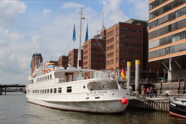 Hamburg, Almanya - Ağustos 2017: Speicherstadt Depo Bölgesindeki gemiler