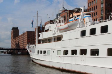 Hamburg, Almanya - Ağustos 2017: Speicherstadt Depo Bölgesindeki gemiler