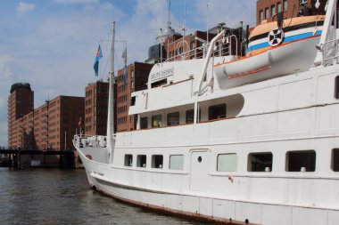 Hamburg, Almanya - Ağustos 2017: Speicherstadt Depo Bölgesindeki gemiler