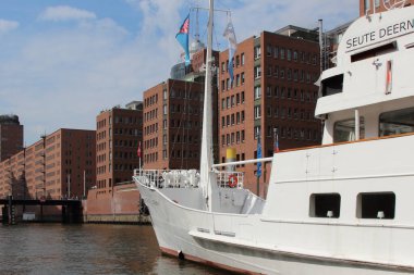 Hamburg, Almanya - Ağustos 2017: Speicherstadt Depo Bölgesindeki gemiler