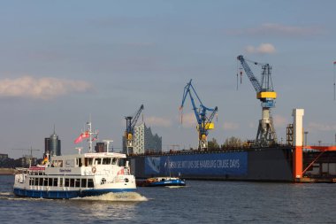 ALMANY, HAMBURG - 2017 AĞUSTOS, Hamburg Alman limanındaki kargo gemileri yükleme ve boşaltma için demirli konteyner terminali. 