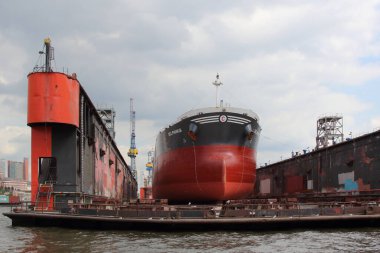 ALMANY, HAMBURG - 2017 AĞUSTOS, Hamburg Alman limanındaki kargo gemileri yükleme ve boşaltma için demirli konteyner terminali. 