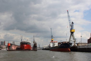 ALMANY, HAMBURG - 2017 AĞUSTOS, Hamburg Alman limanındaki kargo gemileri yükleme ve boşaltma için demirli konteyner terminali. 