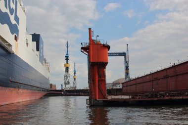 ALMANY, HAMBURG - 2017 AĞUSTOS, Hamburg Alman limanındaki kargo gemileri yükleme ve boşaltma için demirli konteyner terminali. 