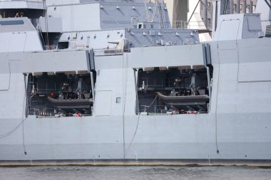 ALMANY, HAMBURG - 2017 AĞUSTOS, Hamburg Alman limanındaki kargo gemileri yükleme ve boşaltma için demirli konteyner terminali. 