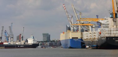 ALMANY, HAMBURG - 2017 AĞUSTOS, Hamburg Alman limanındaki kargo gemileri yükleme ve boşaltma için demirli konteyner terminali. 