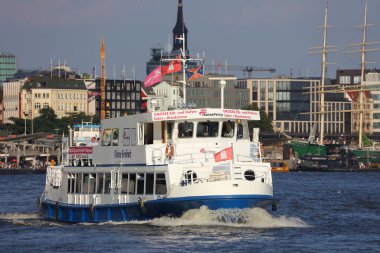 ALMANY, HAMBURG - 2017 AĞUSTOS, Hamburg Alman limanındaki kargo gemileri yükleme ve boşaltma için demirli konteyner terminali. 