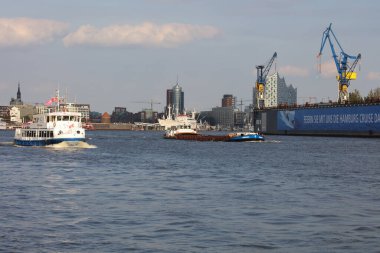 ALMANY, HAMBURG - 2017 AĞUSTOS, Hamburg Alman limanındaki kargo gemileri yükleme ve boşaltma için demirli konteyner terminali. 