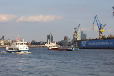 ALMANY, HAMBURG - 2017 AĞUSTOS, Hamburg Alman limanındaki kargo gemileri yükleme ve boşaltma için demirli konteyner terminali. 