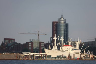 ALMANY, HAMBURG - 2017 AĞUSTOS, Hamburg Alman limanındaki kargo gemileri yükleme ve boşaltma için demirli konteyner terminali. 