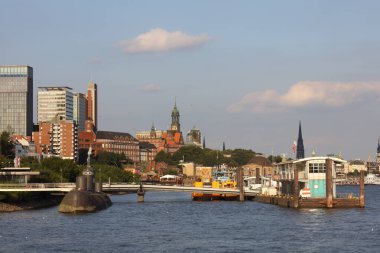 ALMANY, HAMBURG - 2017 AĞUSTOS, Hamburg Alman limanındaki kargo gemileri yükleme ve boşaltma için demirli konteyner terminali. 