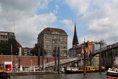 ALMANY, HAMBURG - 2017 AĞUSTOS, Hamburg Alman limanındaki kargo gemileri yükleme ve boşaltma için demirli konteyner terminali. 