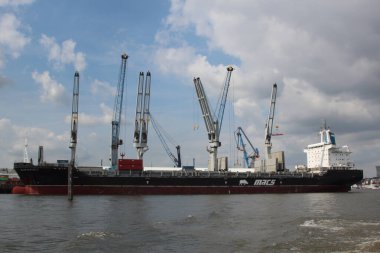 ALMANY, HAMBURG - 2017 AĞUSTOS, Hamburg Alman limanındaki kargo gemileri yükleme ve boşaltma için demirli konteyner terminali. 