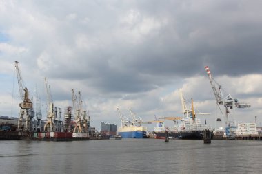ALMANY, HAMBURG - 2017 AĞUSTOS, Hamburg Alman limanındaki kargo gemileri yükleme ve boşaltma için demirli konteyner terminali. 