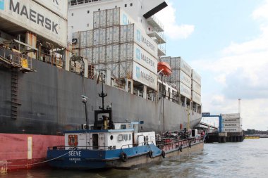 ALMANY, HAMBURG - 2017 AĞUSTOS, Hamburg Alman limanındaki kargo gemileri yükleme ve boşaltma için demirli konteyner terminali. 