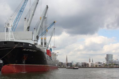 ALMANY, HAMBURG - 2017 AĞUSTOS, Hamburg Alman limanındaki kargo gemileri yükleme ve boşaltma için demirli konteyner terminali. 