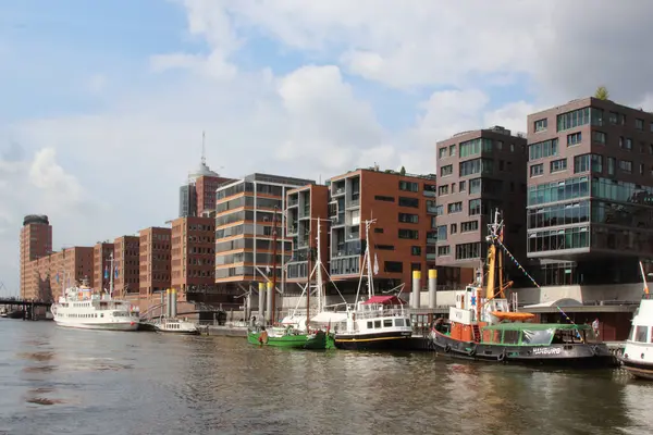 Hamburg, Almanya - Ağustos 2017: Speicherstadt Depo Bölgesindeki gemiler