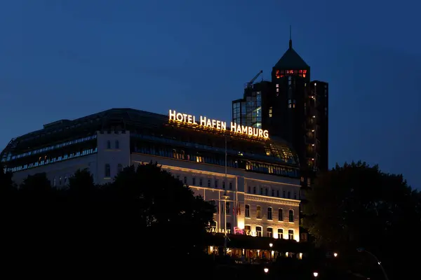 Hamburgo Alemania Agosto 2017 Vista Desde Abajo Del Hotel Hafen —  Fotos de Stock