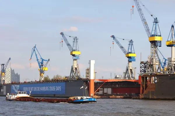 ALMANY, HAMBURG - 2017 AĞUSTOS, Hamburg Alman limanındaki kargo gemileri yükleme ve boşaltma için demirli konteyner terminali. 