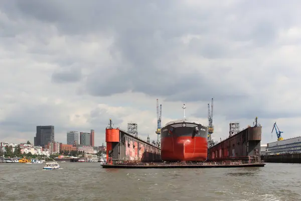 2017年8月 德国汉堡港的港口和集装箱码头 货船停泊在那里装卸货物 — 图库照片