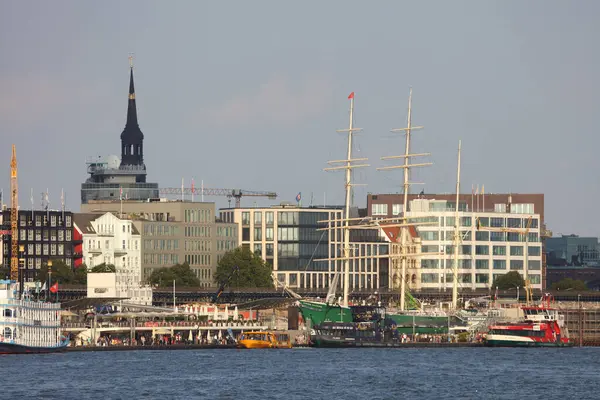 Germany Hamburg August 2017 ハンブルクのドイツ港のコンテナターミナル 貨物船の積載と荷下ろしのために搭載されています — ストック写真