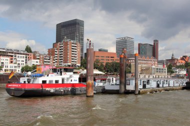 ALMANY, HAMBURG - 2017 AĞUSTOS, Hamburg Alman limanındaki kargo gemileri yükleme ve boşaltma için demirli konteyner terminali. 